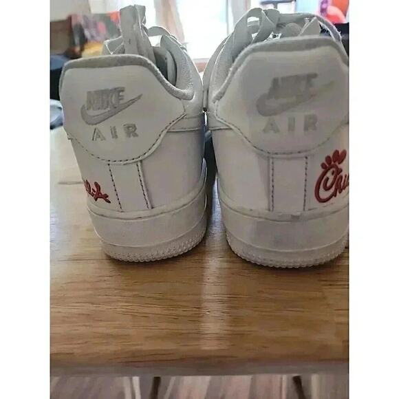 Rare Nike Air Force 1 Chick-fil-A Sneakers Womens 7 White Triple Leather Cool - Picture 6 of 9